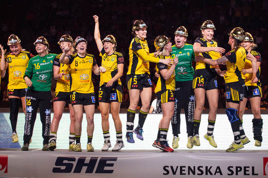 Sävehofs spelare jublar på podiet