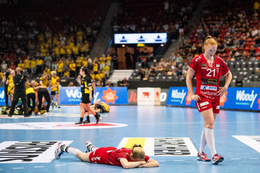 H65 Höörs Sofia Hvenfelth ligger och deppar