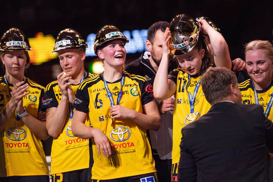 Sävehofs Ida Odén jublar på podiet