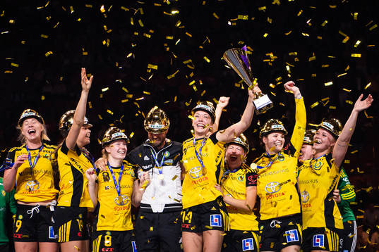 Sävehofs spelare och tränare jublar med pokalen på