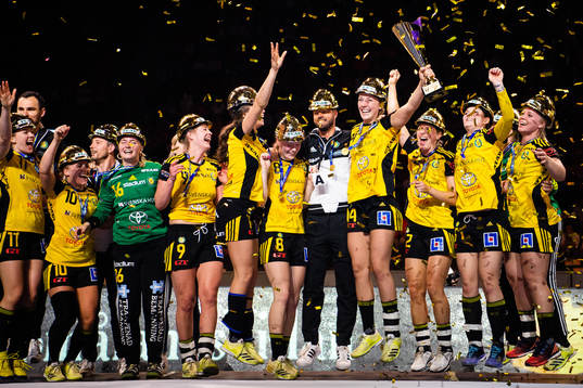 Sävehofs spelare och tränare jublar med pokalen på