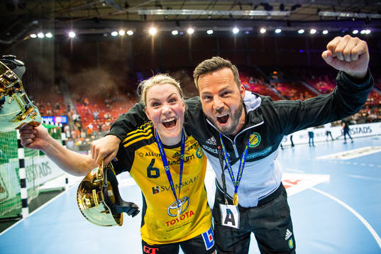Sävehofs Ida Odén och tränare Henrik Signell jublar