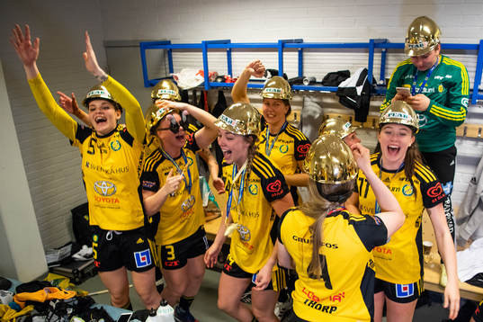 Sävehofs spelare jublar i omklädningsrummet