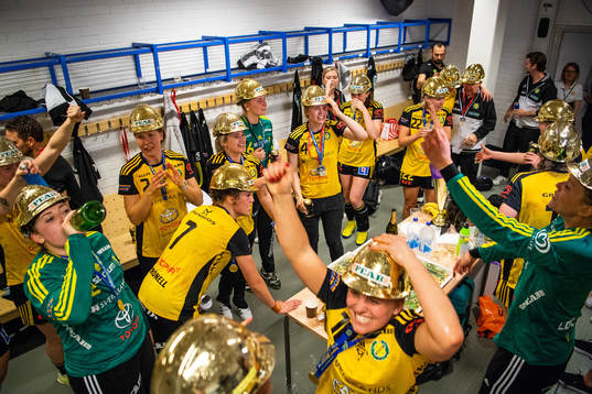 Sävehofs spelare jublar i omklädningsrummet