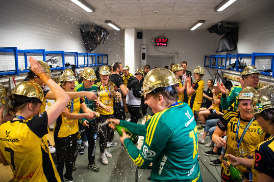 Sävehofs spelare jublar i omklädningsrummet