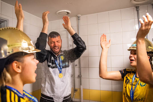 Sävehofs tränare Henrik Signell jublar när han duschas