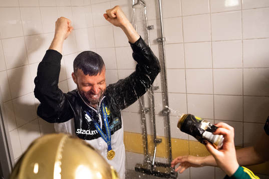 Sävehofs tränare Henrik Signell jublar när han duschas