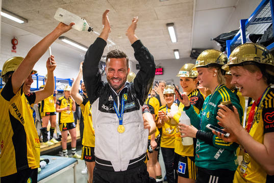 Sävehofs tränare Henrik Signell jublar i