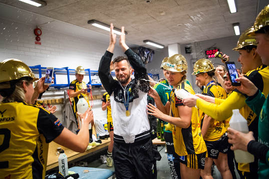 Sävehofs tränare Henrik Signell jublar i