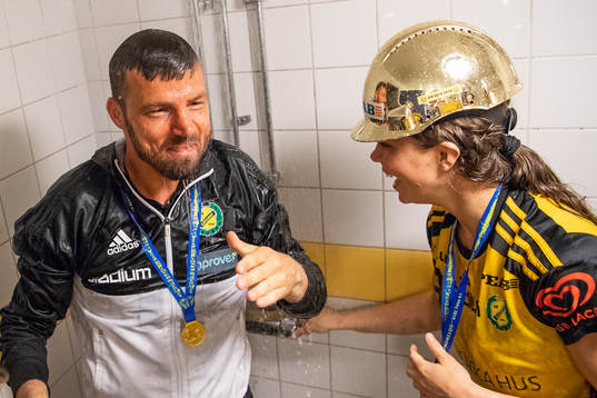 Sävehofs tränare Henrik Signell jublar när han duschas
