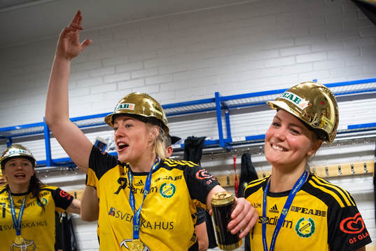 Sävehofs Julia Eriksson och Ida Odén jublar i