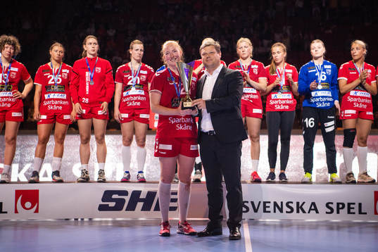 H65 Höörs Sofia Hvenfelth tar emot pokalen