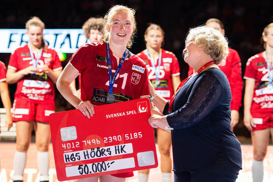 H65 Höörs Sofia Hvenfelth tar emot en från Svenska Spel