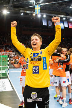 Kristianstads målvakt Leo Larsson jublar