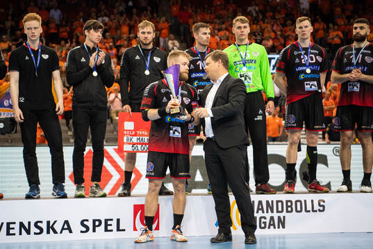 HK Malmös Hampus Nygren tar emot pokalen för andra plats