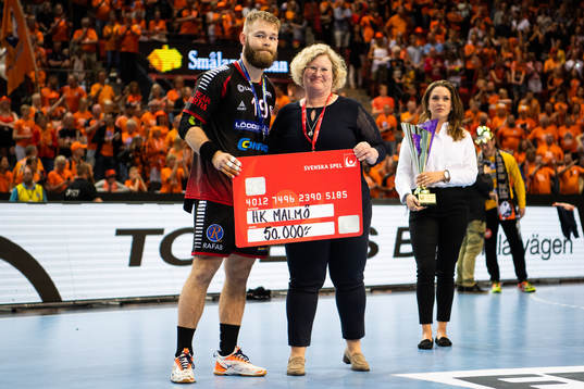 HK Malmös Hampus Nygren tar emot en check från Svenska