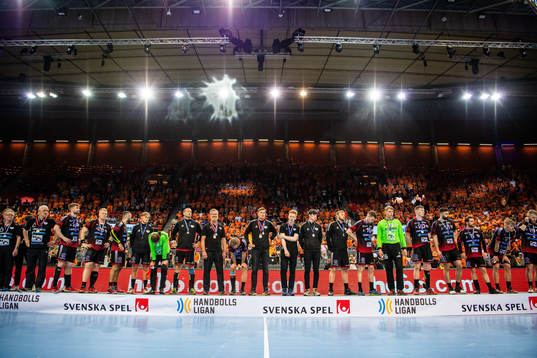 HK Malmös spelare deppar på podiet