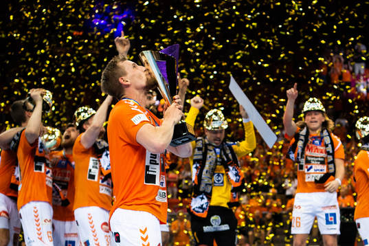 Kristianstads Olafur Gudmundsson jublar med pokalen på