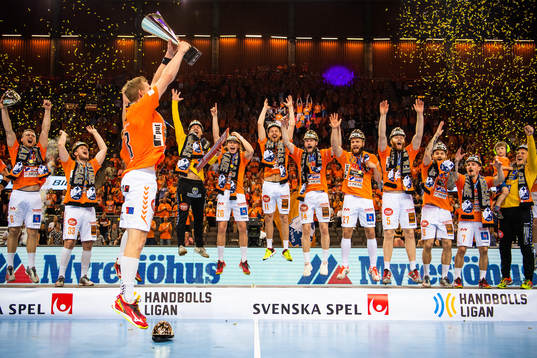 Kristianstads spelare jublar med pokalen på prisutdelningen
