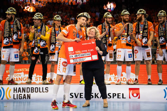 Kristianstads Olafur Gudmundsson tar emot en check från