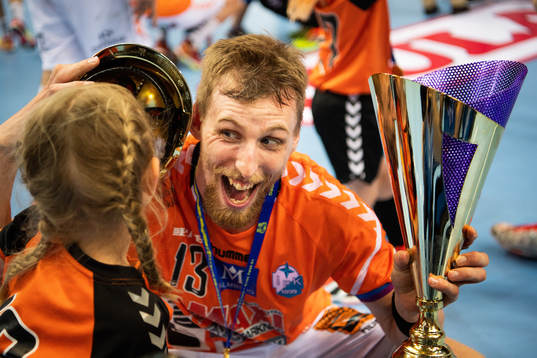 Kristianstads Olafur Gudmundsson jublar med pokalen