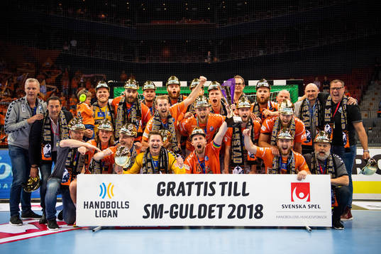 Kristianstads ledare och spelare jublar med pokalen på