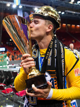 Kristianstads målvakt Leo Larsson kysser pokalen och jublar