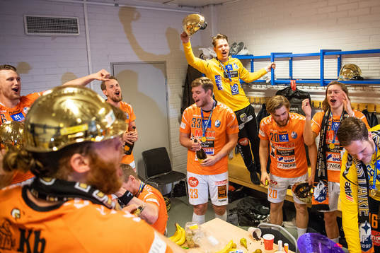 Kristianstads spelare jublar i omklädningsrummet