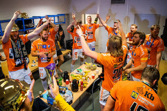 Kristianstads spelare jublar i omklädningsrummet