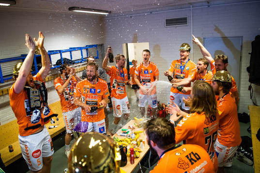 Kristianstads spelare jublar i omklädningsrummet