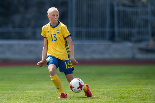 Sveriges Hanna Gunnarsson driver bollen