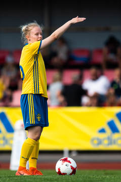 Sveriges Thea Bergsten gestikulerar