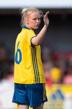 Sveriges Thea Bergsten gestikulerar