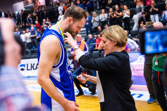 Luleås Tom Lidén tar emot silvermedaljen