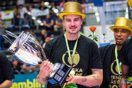Norrköpings Fredrik Larsson med pokalen