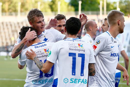 Norrköpings Eric Smith jublar med lagkamraterna