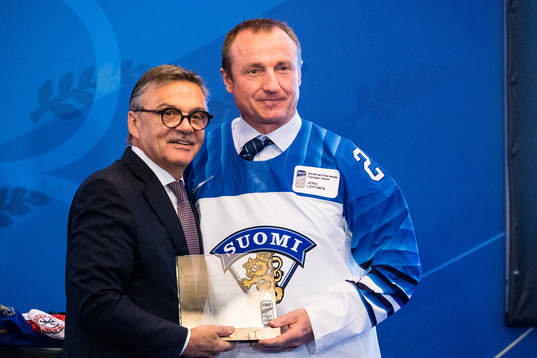 René Fasel , ordförande IIHF när Jere Lehtinen blir