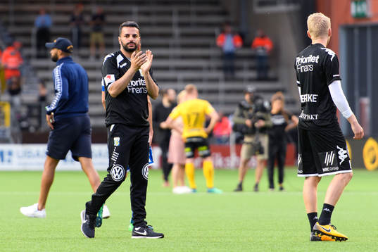 IFK Göteborgs tränare Poya Asbaghi tackar publiken