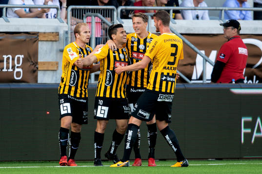 Häckens Paulinho jublar med lagkamrater