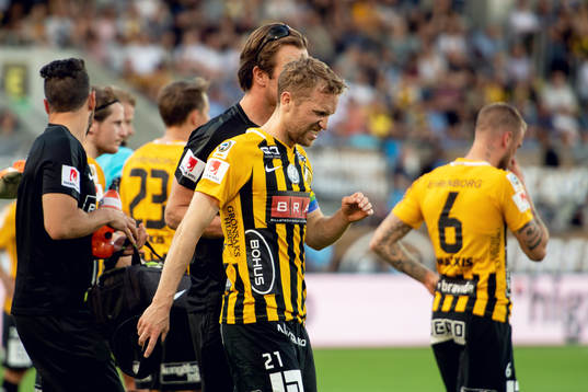 Häckens Rasmus Lindgren grinar illa och får utgå