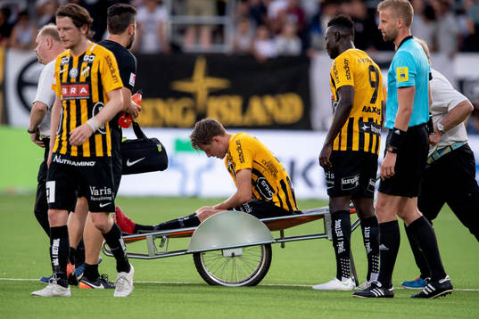 Häckens Viktor Lundberg grinar illa och tvingas utgå