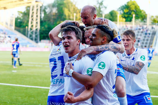 Norrköpings Simon Skrabb jublar med lagkamrater