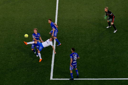 Norrköpings Arnór Sigurdsson försöker göra en