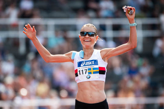 Hässelby SKs Caroline Almkvist jublar vid målgång