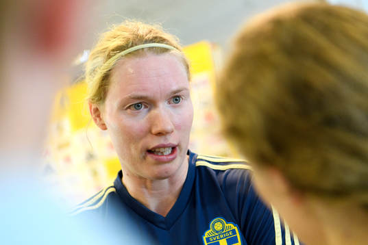 Målvakt Hedvig Lindahl blir intervjuad