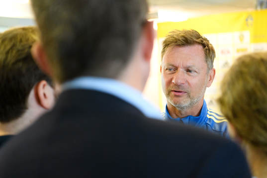 Förbundskapten Peter Gerhardsson blir intervjuad