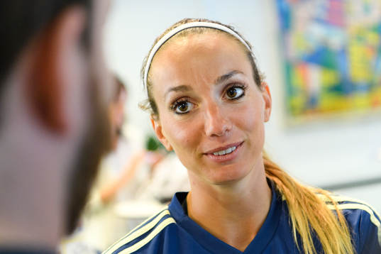 Kosovare Asllani blir intervjuad