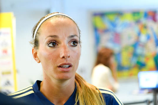 Kosovare Asllani blir intervjuad