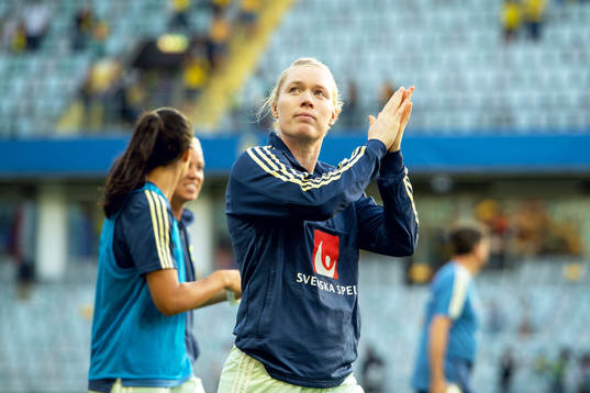 Sveriges målvakt Hedvig Lindahl tackar publiken