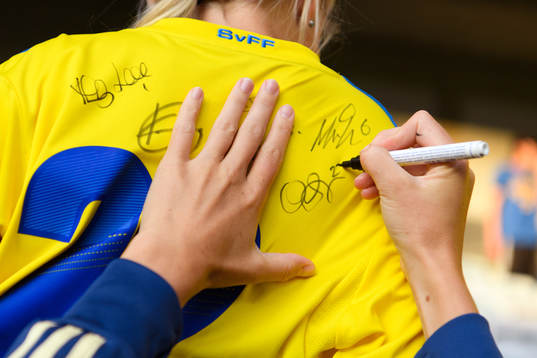 Sveriges Olivia Schough skriver autografer